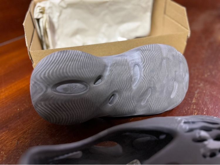 Yeezy Foam RNR มือ 2 ของแท้จากช้อป รูปที่ 9
