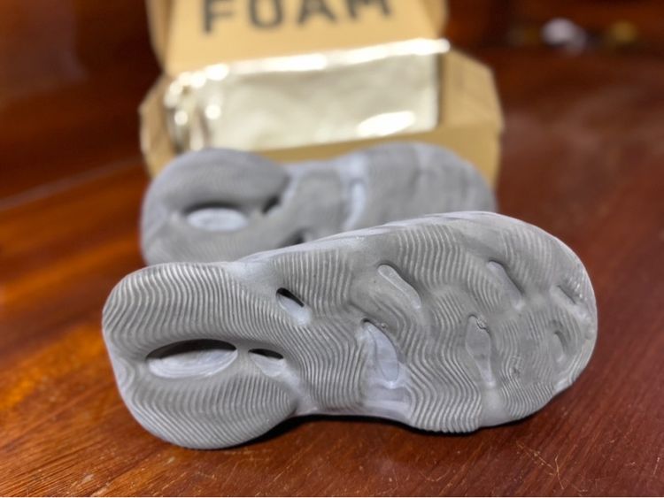 Yeezy Foam RNR มือ 2 ของแท้จากช้อป รูปที่ 8