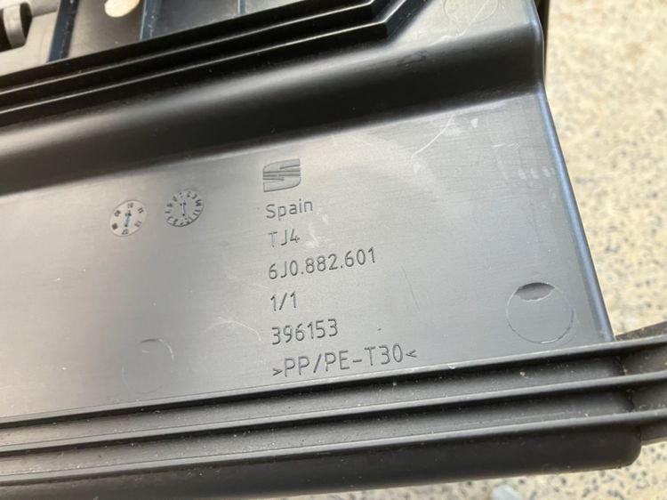 อะไหล่ Audi A1 กระจังหน้า ปรับไฟหน้า Q3 ไฟเพดาน วางแก้วน้ำ กระจกมองหลัง สปอร์ตไลท์ขวา แผ่นปิดคอนโซล กล่องใต้เบาะ กันชนหลัง ล้อ Sline 18 รูปที่ 10