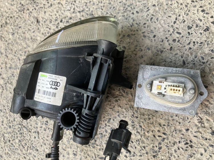 อะไหล่ Audi A1 กระจังหน้า ปรับไฟหน้า Q3 ไฟเพดาน วางแก้วน้ำ กระจกมองหลัง สปอร์ตไลท์ขวา แผ่นปิดคอนโซล กล่องใต้เบาะ กันชนหลัง ล้อ Sline 18 รูปที่ 3