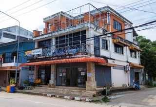 อาคารพานิชย์ 3 ชั้น,2คูหา,4 ห้องนอน,5 ห้องน้ำ ตั้งอยู่ทำเลใจกลางย่านธุรกิจค้าขายตลาดสดการเงินธนาคารการขนส่งของอำเภอแม่อาย (เจ้าของขายเอง)