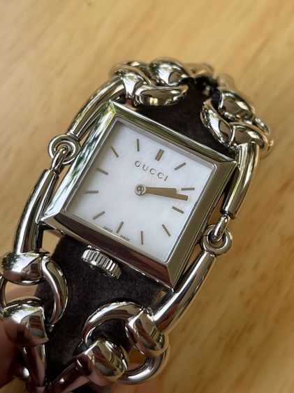 ขาว GUCCI Signoria 116.5 Stainless Steel Quartz Ladies Watch Silver White Dial 