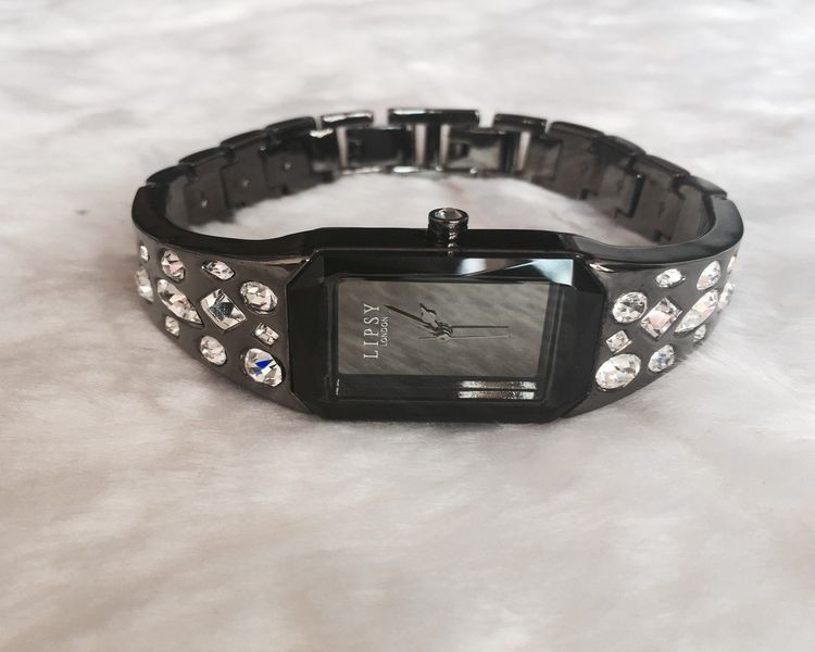 🛍️ ซื้อของ แถมเสื้อยืด นาฬิกาแฟชั่นสตรีแบรนด์ LIPSY สร้อยข้อมือสแตนเลส หน้าปัดสี่เหลี่ยม 25 mm สีเทาแก่ นำเข้าจากอังกฤษแท้ สวยหรู มีระดับ  รูปที่ 3