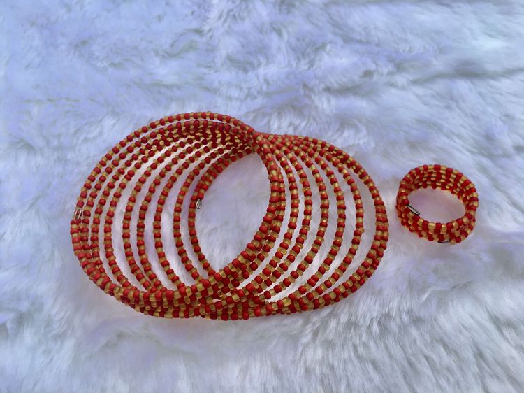 🛍️ ซื้อของทุกรายการ 👉 แถมฟรีเสื้อยืด 1 ตัว ชุดเซ็ท กำไล แหวน ลูกปัด (สีแดงเลือดนกและทองนวล)จากญี่ปุ่น เรียงร้อยด้วยความประณีต วัสดุอย่างดี รูปที่ 4