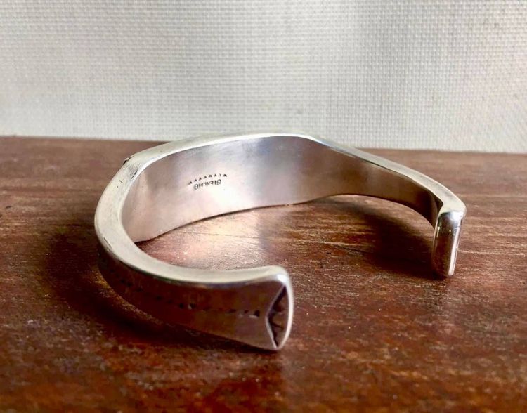  กำไลเงินแท้ 925  งานชนเผ่า งานนอกเก่าแท้หนักๆตันๆสภาพสวย หน้าแกะลาย handmade รายละเอียดดีด้านข้างแต่ง turkoint และปะการัง งานเก่าหายาก รูปที่ 5