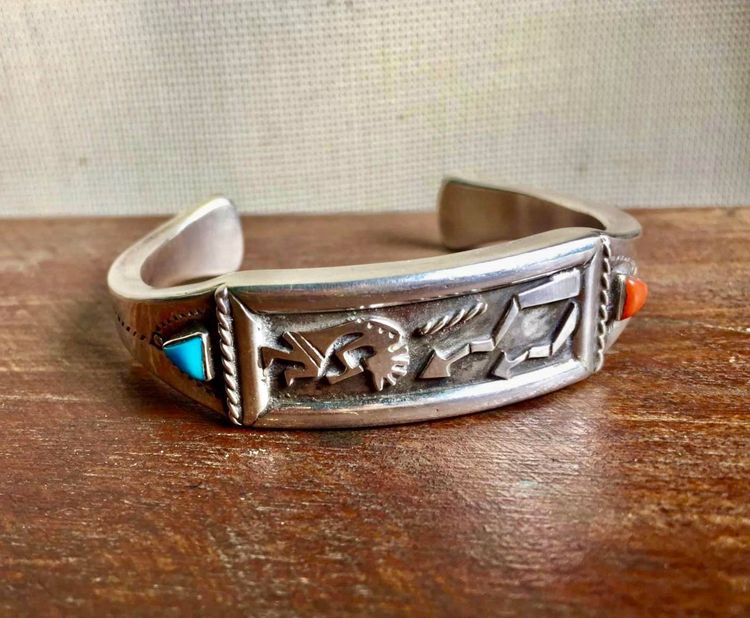 สร้อยข้อมือ  กำไลเงินแท้ 925  งานชนเผ่า งานนอกเก่าแท้หนักๆตันๆสภาพสวย หน้าแกะลาย handmade รายละเอียดดีด้านข้างแต่ง turkoint และปะการัง งานเก่าหายาก