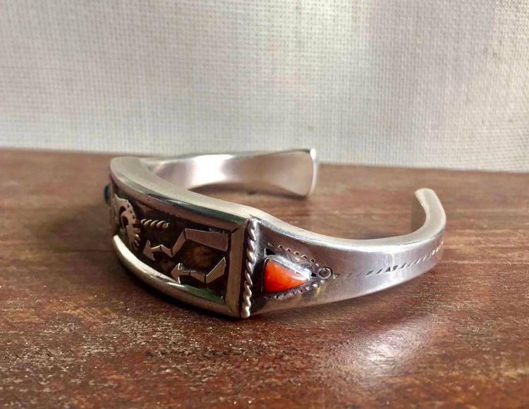  กำไลเงินแท้ 925  งานชนเผ่า งานนอกเก่าแท้หนักๆตันๆสภาพสวย หน้าแกะลาย handmade รายละเอียดดีด้านข้างแต่ง turkoint และปะการัง งานเก่าหายาก รูปที่ 3