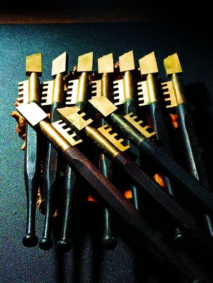 ตัวตัดกระจกเก่าโบราณด้ามไม้หัวทองเหลือง ( เป็นของสะสมมานานแล้ว )สภาพเก่าเก็บไม่เคยใช้งาน