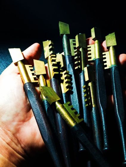 ตัวตัดกระจกเก่าโบราณด้ามไม้หัวทองเหลือง ( เป็นของสะสมมานานแล้ว )สภาพเก่าเก็บไม่เคยใช้งาน รูปที่ 6