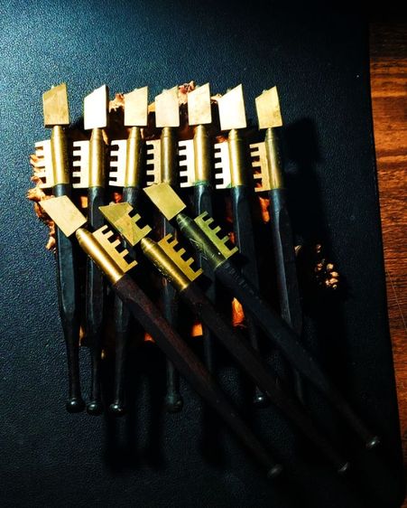 ตัวตัดกระจกเก่าโบราณด้ามไม้หัวทองเหลือง ( เป็นของสะสมมานานแล้ว )สภาพเก่าเก็บไม่เคยใช้งาน รูปที่ 5