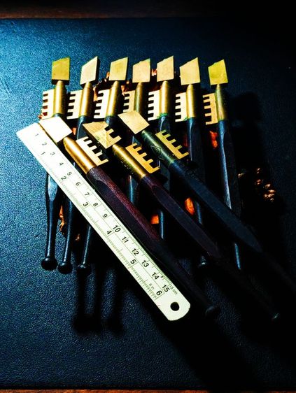 ตัวตัดกระจกเก่าโบราณด้ามไม้หัวทองเหลือง ( เป็นของสะสมมานานแล้ว )สภาพเก่าเก็บไม่เคยใช้งาน รูปที่ 3