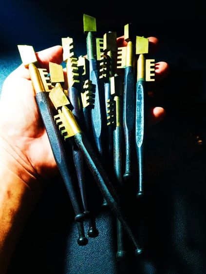 ตัวตัดกระจกเก่าโบราณด้ามไม้หัวทองเหลือง ( เป็นของสะสมมานานแล้ว )สภาพเก่าเก็บไม่เคยใช้งาน รูปที่ 2