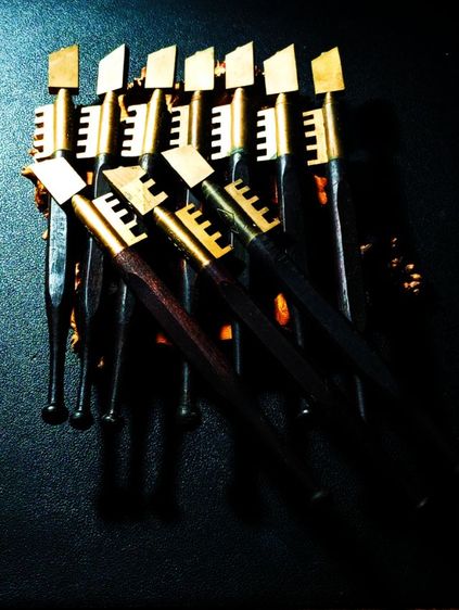 ตัวตัดกระจกเก่าโบราณด้ามไม้หัวทองเหลือง ( เป็นของสะสมมานานแล้ว )สภาพเก่าเก็บไม่เคยใช้งาน รูปที่ 4