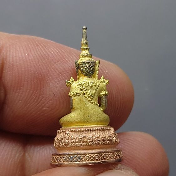 พระแก้วมรกต ภปร ( รุ่นแรก ) ฉลองครบ 75 พรรษา รัชกาลที่9 เนื้อเงินสามกษัตริย์ พิมพ์เล็ก ปี2545 พร้อมกล่องเดิม รูปที่ 5