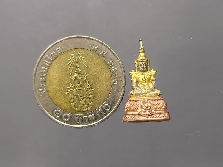 พระแก้วมรกต ภปร ( รุ่นแรก ) ฉลองครบ 75 พรรษา รัชกาลที่9 เนื้อเงินสามกษัตริย์ พิมพ์เล็ก ปี2545 พร้อมกล่องเดิม รูปที่ 8