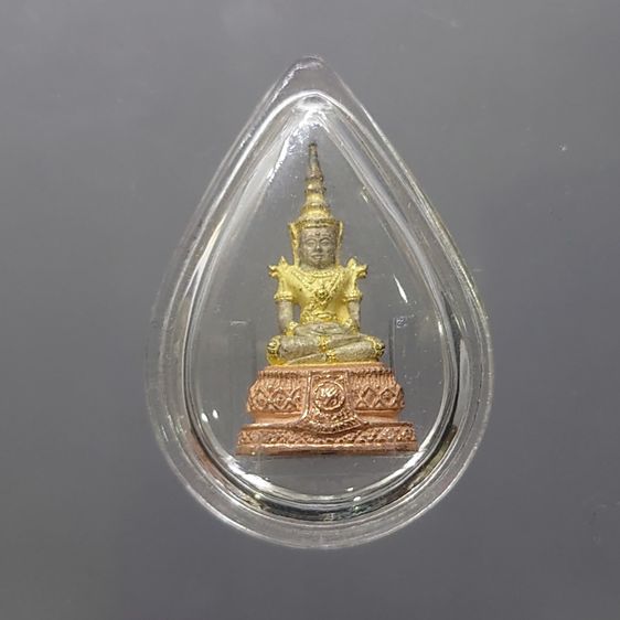 พระแก้วมรกต ภปร ( รุ่นแรก ) ฉลองครบ 75 พรรษา รัชกาลที่9 เนื้อเงินสามกษัตริย์ พิมพ์เล็ก ปี2545 พร้อมกล่องเดิม รูปที่ 3