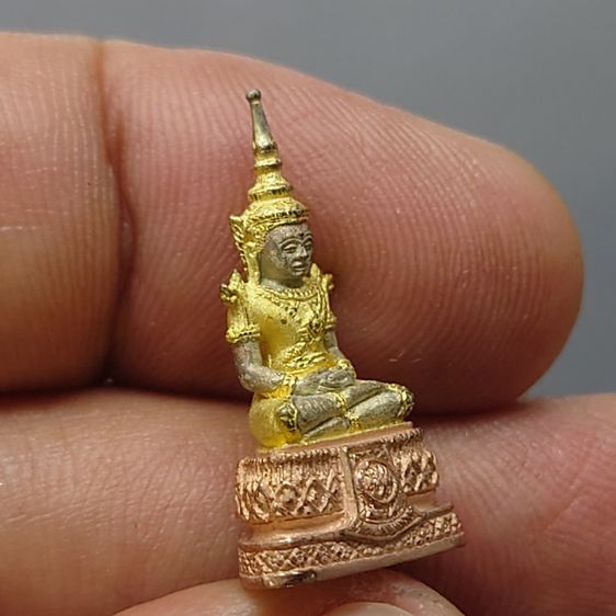 พระแก้วมรกต ภปร ( รุ่นแรก ) ฉลองครบ 75 พรรษา รัชกาลที่9 เนื้อเงินสามกษัตริย์ พิมพ์เล็ก ปี2545 พร้อมกล่องเดิม รูปที่ 6