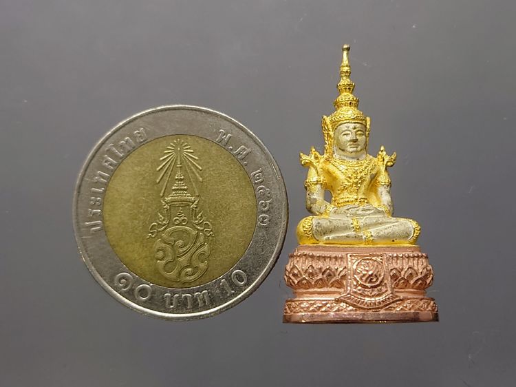 พระแก้วมรกต ภปร ( รุ่นแรก ) ฉลองครบ 75 พรรษา รัชกาลที่9 เนื้อเงินสามกษัตริย์ พิมพ์ใหญ่ ปี2545 พร้อมกล่องเดิม รูปที่ 8