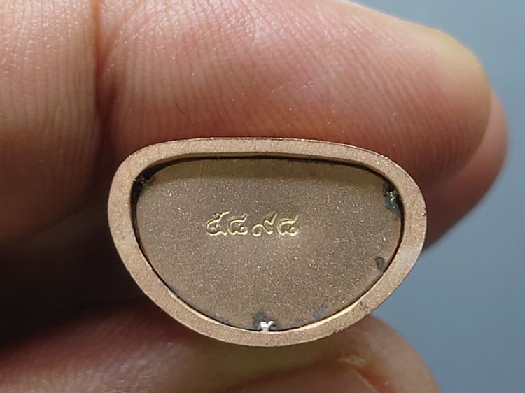 พระแก้วมรกต ภปร ( รุ่นแรก ) ฉลองครบ 75 พรรษา รัชกาลที่9 เนื้อเงินสามกษัตริย์ พิมพ์ใหญ่ ปี2545 พร้อมกล่องเดิม รูปที่ 7