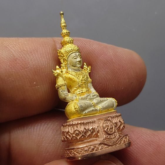 พระแก้วมรกต ภปร ( รุ่นแรก ) ฉลองครบ 75 พรรษา รัชกาลที่9 เนื้อเงินสามกษัตริย์ พิมพ์ใหญ่ ปี2545 พร้อมกล่องเดิม รูปที่ 6