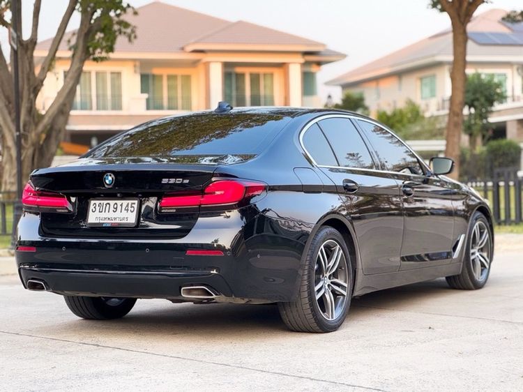BMW Series 5 2022 530e Sedan ปลั๊กอินไฮบริด (PHEV) ไม่ติดแก๊ส เกียร์อัตโนมัติ ดำ รูปที่ 4