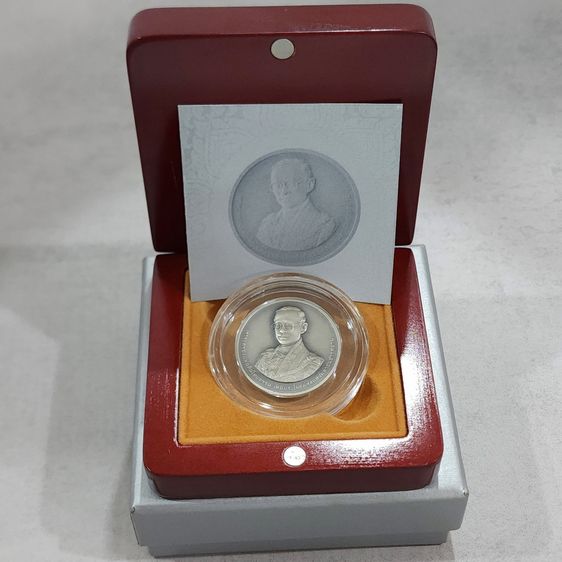 เหรียญเงินรมดำ ที่ระลึกครบ 60 ปี พระบรมราชาภิเษก พ.ศ.2553 พร้อมกล่องไม้และใบเซอร์ รูปที่ 7