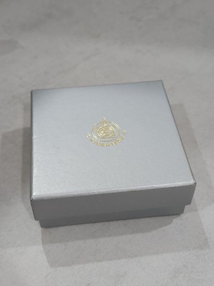 เหรียญเงินรมดำ ที่ระลึกครบ 60 ปี พระบรมราชาภิเษก พ.ศ.2553 พร้อมกล่องไม้และใบเซอร์ รูปที่ 9