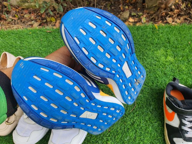 รองเท้าผ้าใบเด็กโตแบรนด์เนมสภาพดีหมดมีรอยใช่งานบ้าง้ล็กน้อย รูปที่ 4