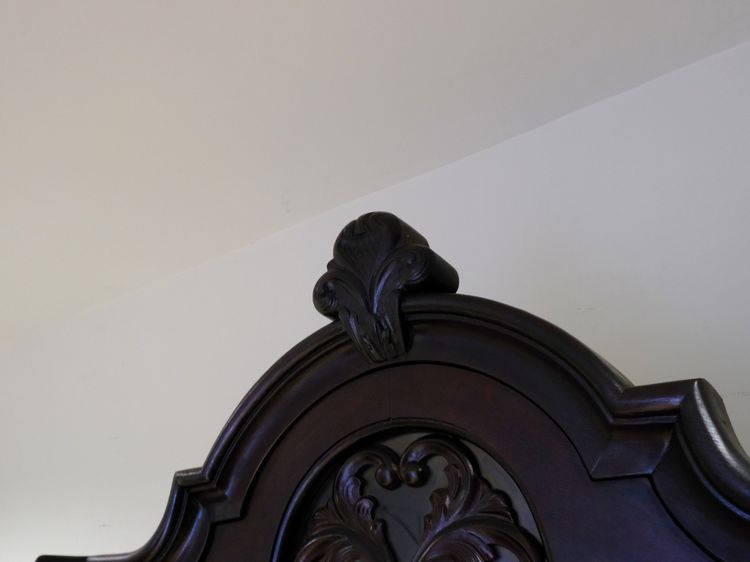 ตู้โชว์ สไตล์บาร็อค สีไม้วอลนัท งานยุโรปมาจากเยอรมนี รูปที่ 11