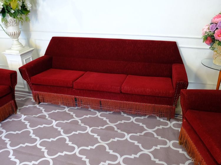 ชุดโต๊ะโซฟารับแขก 3+2+1 เบาะผ้ากํามะหยี่ สีแดง งานยุโรปมาจากเยอรมนี รูปที่ 4
