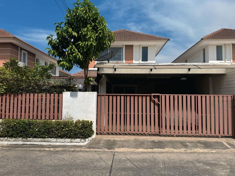 มีบางส่วน ขายบ้านแฝด โครงการ Life and Living หมู่บ้านกลางสวน โรงโป๊ะ ตะเคียนเตี้ย บางละมุง พัทยา. 