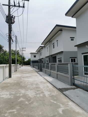 ไม่ใช่ ขายที่ดินพร้อมสิ่งปลูกสร้าง 1ไร่ 90 ตารางวา เหมาะทำธุรกิจ เพื่อเกร็งกำไรได้ต่อ พร้อมโฉนด ลาดหลุมแก้ว ปทุมธานี  รูปที่ 2