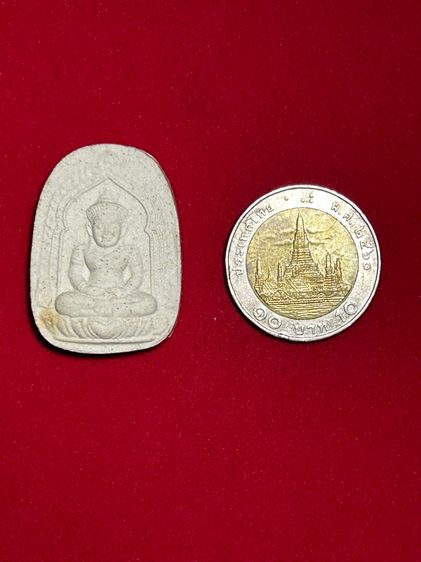 พระขุนแผนบายน เนื้อผงพุทธคุณ รุ่นสมโภชพระ หลวงปู่หงษ์ พรหมปัญโญ สุสานทุ่งมน(วัดเพชรบุรี) จ.สุรินทร์ ปี 2547 มวลสารแน่นมากค่ะ รูปที่ 6