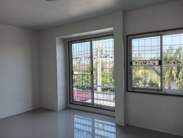 2021 มีบางส่วน ไม่ใช่ ขายด่วน ทาวน์เฮ้าส์2 ชั้น หมู่บ้านนันทวันสกุลดี พร้อมอยู่ ติดถนนหลัก ของหมู่บ้าน รูปที่ 2