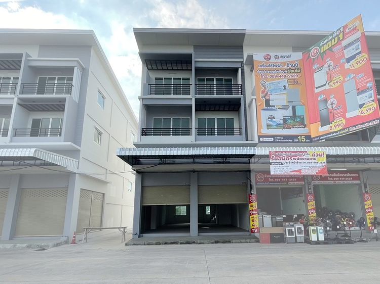 ขาย-ให้เช่า อาคารพาณิชย์2คูหา 3.5ชั้น  (อยู่ตรงข้ามตลาดชัชวาล ลำลูกกาคลอง7) มีที่จอดรถส่วนตัว เจ้าของปล่อยเองครับ 