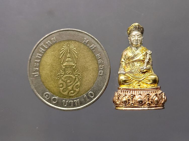 พระรูปเหมือนไต้ฮงกงโจวซือ เนื้อเงินสามกษัตริย์ จัดสร้างโดยมูลนิธิวิทยาเขตสิรินธรราชวิทยาลัย ในพระราชูปถัมภ์ พิธีวัดบวรนิเวศวิหาร ปี2539 พร้อ รูปที่ 8