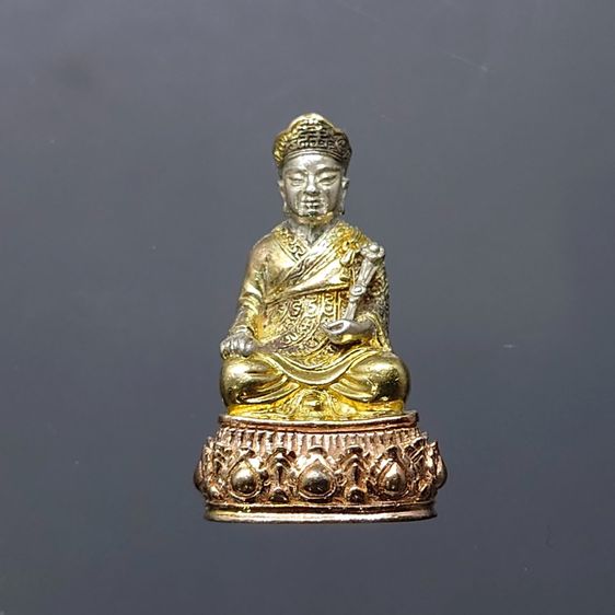 พระรูปเหมือนไต้ฮงกงโจวซือ เนื้อเงินสามกษัตริย์ จัดสร้างโดยมูลนิธิวิทยาเขตสิรินธรราชวิทยาลัย ในพระราชูปถัมภ์ พิธีวัดบวรนิเวศวิหาร ปี2539 พร้อ รูปที่ 3