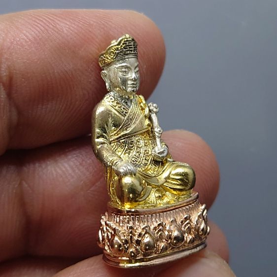 พระรูปเหมือนไต้ฮงกงโจวซือ เนื้อเงินสามกษัตริย์ จัดสร้างโดยมูลนิธิวิทยาเขตสิรินธรราชวิทยาลัย ในพระราชูปถัมภ์ พิธีวัดบวรนิเวศวิหาร ปี2539 พร้อ รูปที่ 5