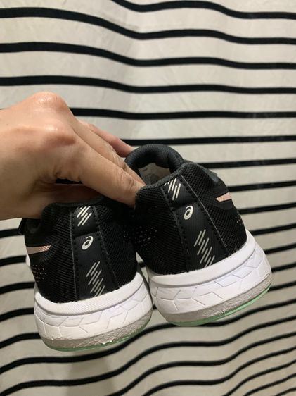 รองเท้า asics Unisex Kids  ของแท้ 💯  ใส่สบาย ้น้ำหนักเบา เหมาะกับให้น้องๆ ใส่ไปต่างประเทศ สวมใส่สบาย หมดความกังวล สำหรับคุณพ่อคุณแม่  รูปที่ 5