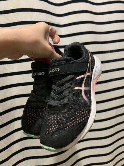 รองเท้า asics Unisex Kids  ของแท้ 💯  ใส่สบาย ้น้ำหนักเบา เหมาะกับให้น้องๆ ใส่ไปต่างประเทศ สวมใส่สบาย หมดความกังวล สำหรับคุณพ่อคุณแม่  รูปที่ 3