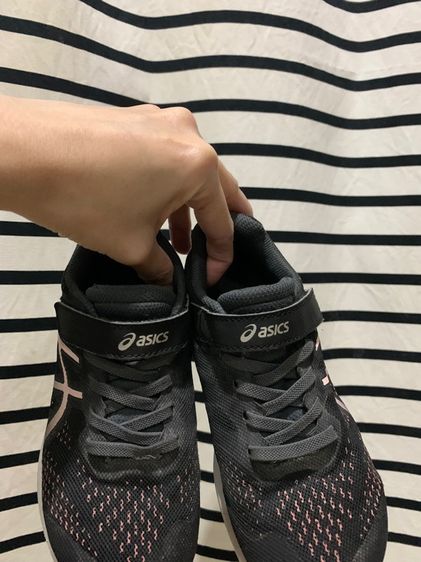 รองเท้า asics Unisex Kids  ของแท้ 💯  ใส่สบาย ้น้ำหนักเบา เหมาะกับให้น้องๆ ใส่ไปต่างประเทศ สวมใส่สบาย หมดความกังวล สำหรับคุณพ่อคุณแม่  รูปที่ 4