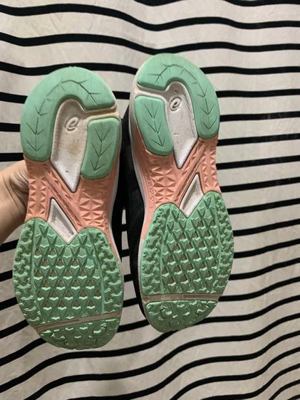 รองเท้า asics Unisex Kids  ของแท้ 💯  ใส่สบาย ้น้ำหนักเบา เหมาะกับให้น้องๆ ใส่ไปต่างประเทศ สวมใส่สบาย หมดความกังวล สำหรับคุณพ่อคุณแม่  รูปที่ 6