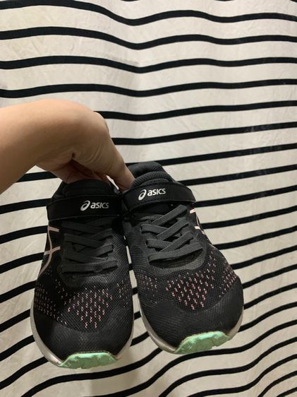 รองเท้า asics Unisex Kids  ของแท้ 💯  ใส่สบาย ้น้ำหนักเบา เหมาะกับให้น้องๆ ใส่ไปต่างประเทศ สวมใส่สบาย หมดความกังวล สำหรับคุณพ่อคุณแม่  รูปที่ 2