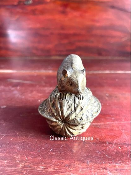 รูปปั้น หนู บนลูกวอลนัท ทองเหลืองสะสม รูปที่ 3