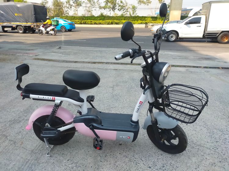 จักรยานไฟฟ้า สภาพดี สีสวย ออกขาวชมพู สภาพมากกว่า80  แบตยังดี ยี่ห้อ Lulae มอเตอร์ 350w 48v 12ah. แบตตะกั่ว พร้อมใช้งาน ระยะทางต่อการชาร์จประ รูปที่ 3