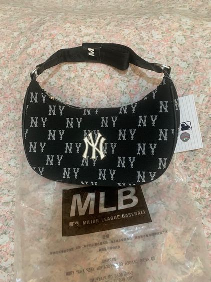 กระเป๋าสะพายขึ้นไหล่ MLB