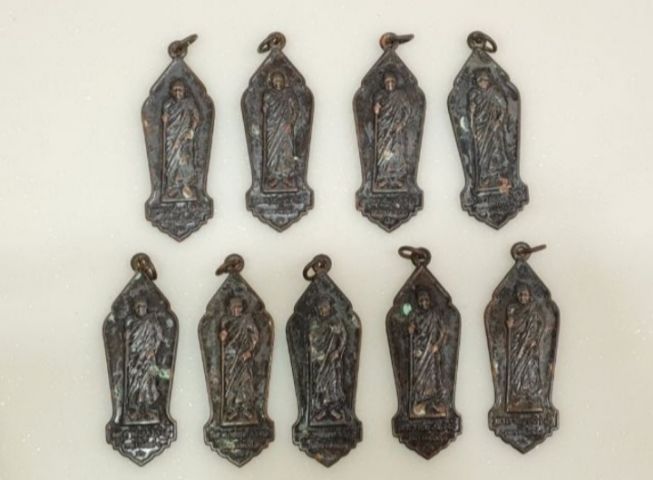 เหรียญยืนหลวงพ่อดำ จ.ปัตตานี
