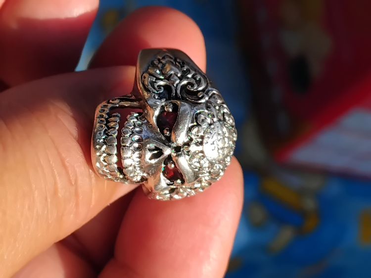 แหวนเงินแท้ หัวกะโหลกมีลายละเอียด ฝังดวงตาสีแดง เนื้อเงิน อย่างหนา มีน้ำหนัก เก่า สวยมาก งานโบราณ งานมีอายุหลายสิบปี หายาก รูปที่ 2