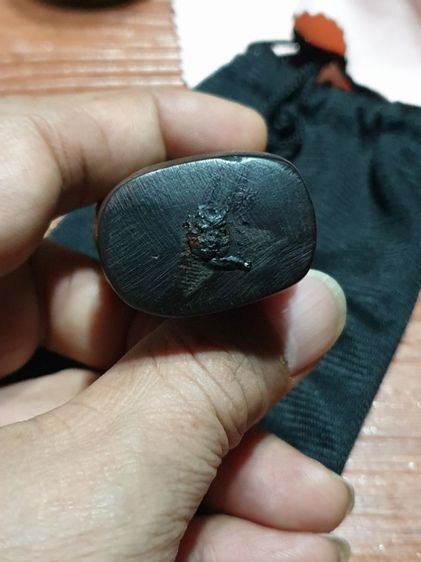 อิ่น ไม้แกะ ใต้ฐาน แปะ ชันโรง มหาเสน่ห์ ไม่ทราบสำนักและปีที่ออก สภาพเก่า ศิลปะสวยงาม รูปที่ 11