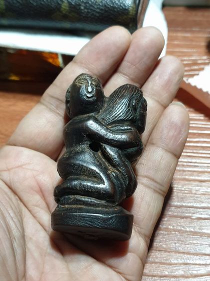 อิ่น ไม้แกะ ใต้ฐาน แปะ ชันโรง มหาเสน่ห์ ไม่ทราบสำนักและปีที่ออก สภาพเก่า ศิลปะสวยงาม รูปที่ 15